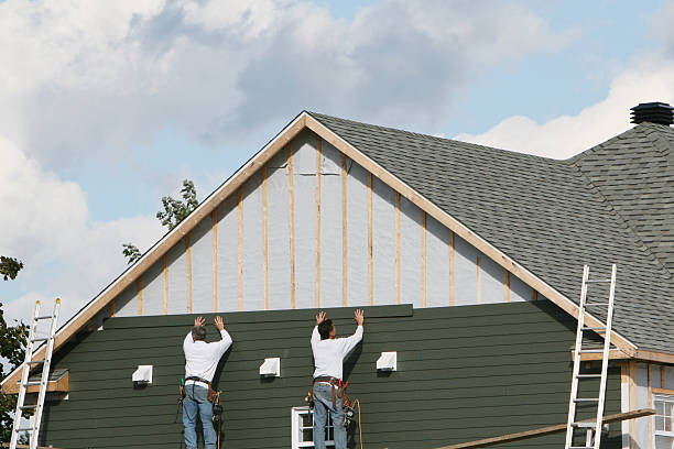 Professional Siding Installation technician working in La Center, WA